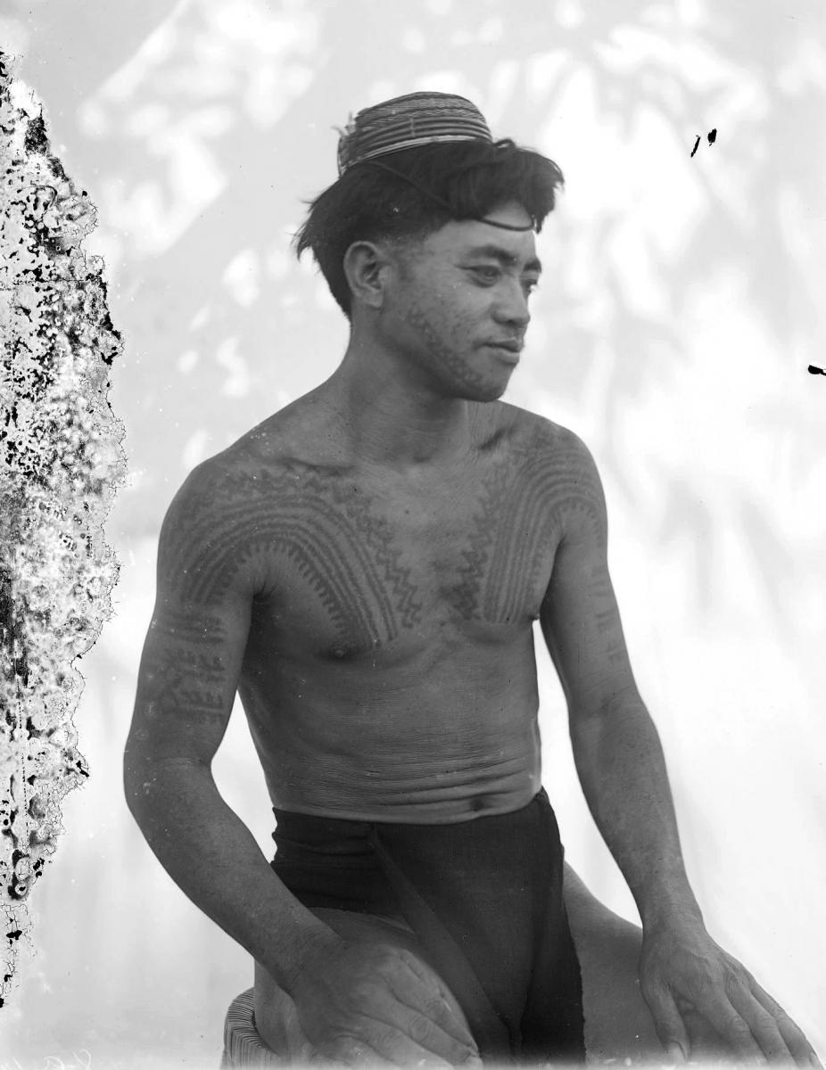 A Bontoc man in 1903 wearing a suklang. (Courtesy of the University of Michigan Museum of Anthropological Archaeology, Dean C. Worcester Collection, Image 08A045)