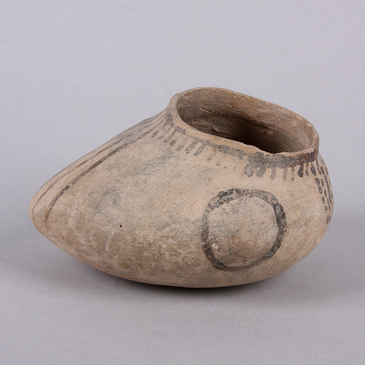 MMA 71.1.7 Early pueblo duck pot, provenience unknown.